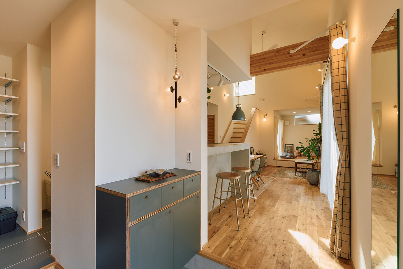 ATELIER YI:HAUS (アトリエイハウズ ） 【平屋風・吹き抜け・家事ラク】自然素材の空間に光がたっぷり。造作で好きなデザインも使い勝手も叶えたの建築実例画像2