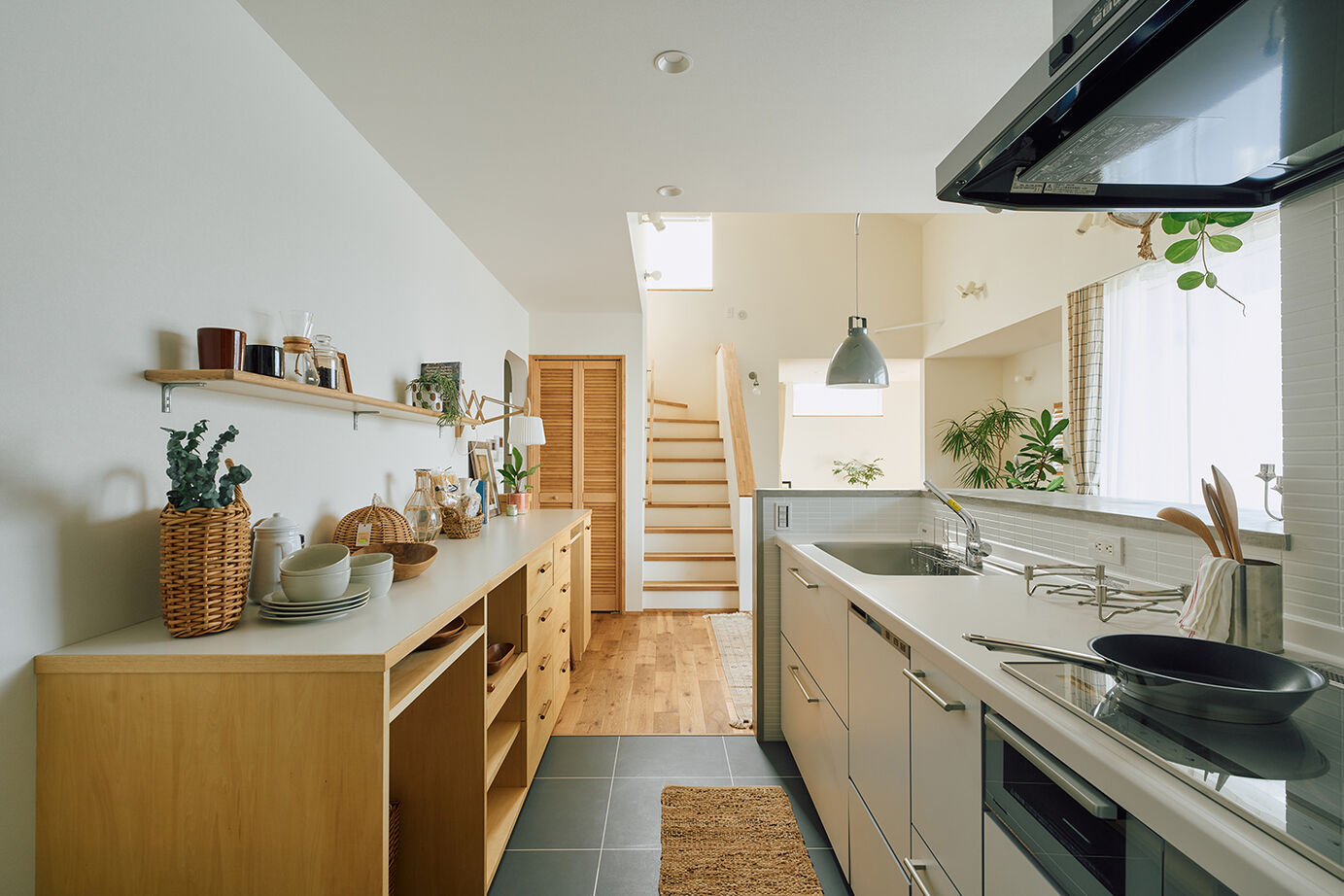 ATELIER YI:HAUS (アトリエイハウズ ） 【平屋風・吹き抜け・家事ラク】自然素材の空間に光がたっぷり。造作で好きなデザインも使い勝手も叶えたの建築実例画像6