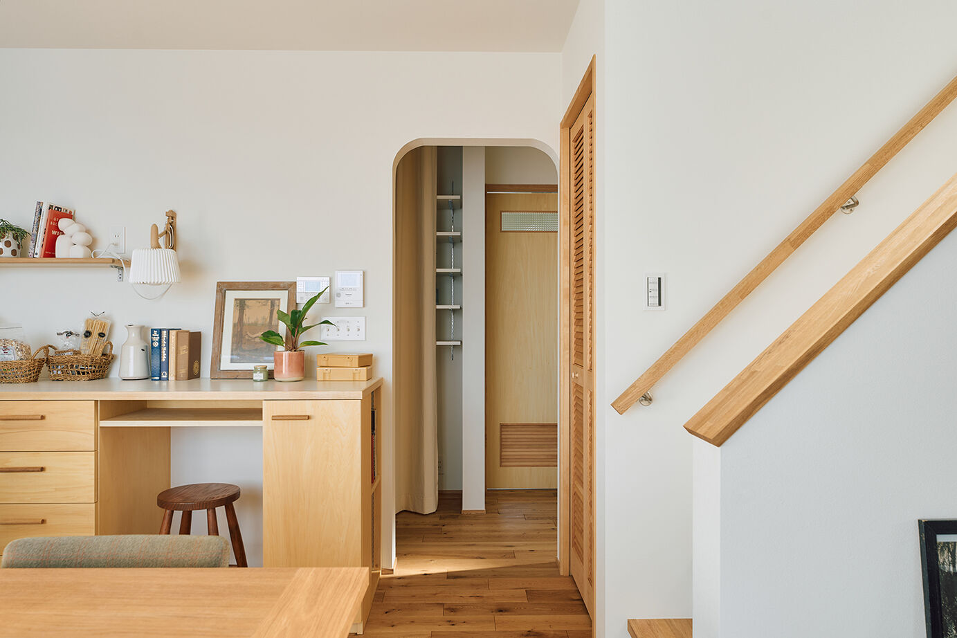 ATELIER YI:HAUS (アトリエイハウズ ） 【平屋風・吹き抜け・家事ラク】自然素材の空間に光がたっぷり。造作で好きなデザインも使い勝手も叶えたの建築実例画像7