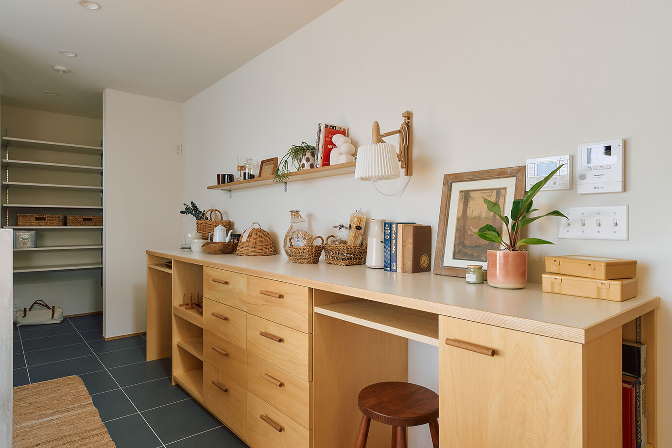 ATELIER YI:HAUS (アトリエイハウズ ） 【平屋風・吹き抜け・家事ラク】自然素材の空間に光がたっぷり。造作で好きなデザインも使い勝手も叶えたの建築実例画像9