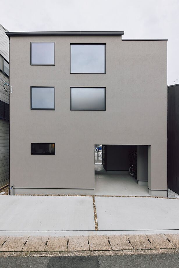 ATELIER YI:HAUS (アトリエイハウズ ） 【3階建て／2階LDK／モルタル】吹き抜け空間に友が集う。本物素材にこだわったインダストリアルな家の建築実例画像2