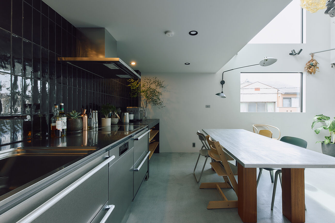 ATELIER YI:HAUS (アトリエイハウズ ） 【3階建て／2階LDK／モルタル】吹き抜け空間に友が集う。本物素材にこだわったインダストリアルな家の建築実例画像3