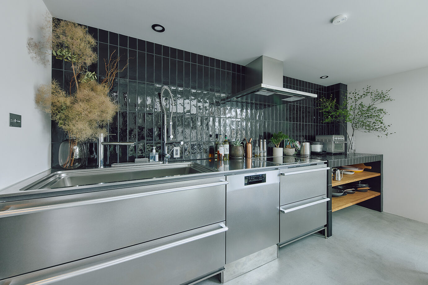 ATELIER YI:HAUS (アトリエイハウズ ） 【3階建て／2階LDK／モルタル】吹き抜け空間に友が集う。本物素材にこだわったインダストリアルな家の建築実例画像4