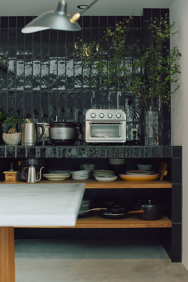 ATELIER YI:HAUS (アトリエイハウズ ） 【3階建て／2階LDK／モルタル】吹き抜け空間に友が集う。本物素材にこだわったインダストリアルな家の建築実例画像5