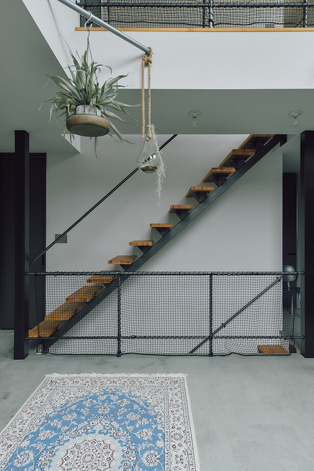 ATELIER YI:HAUS (アトリエイハウズ ） 【3階建て／2階LDK／モルタル】吹き抜け空間に友が集う。本物素材にこだわったインダストリアルな家の建築実例画像8