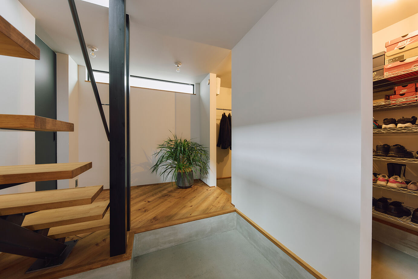 ATELIER YI:HAUS (アトリエイハウズ ） 【3階建て／2階LDK／モルタル】吹き抜け空間に友が集う。本物素材にこだわったインダストリアルな家の建築実例画像11