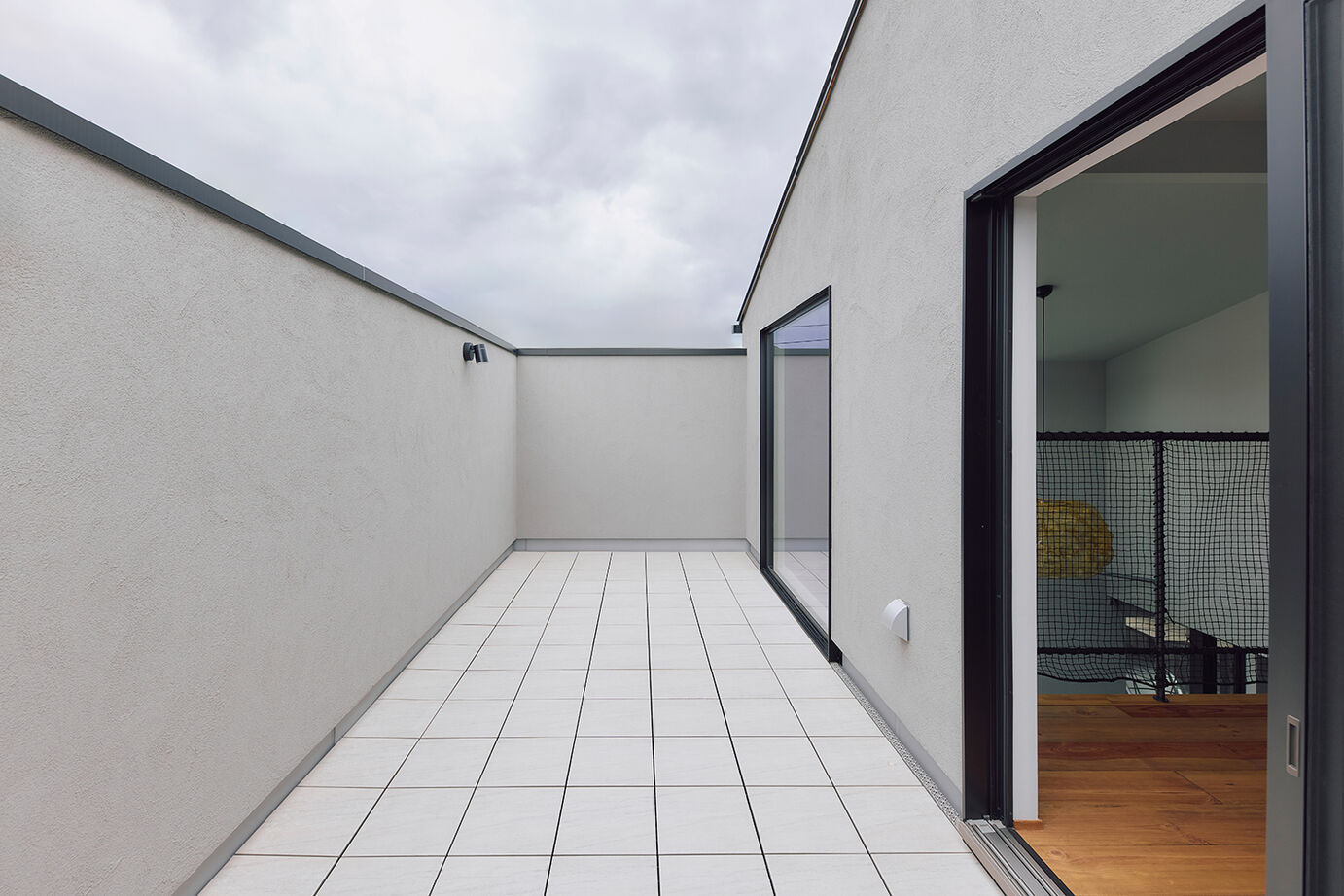 ATELIER YI:HAUS (アトリエイハウズ ） 【3階建て／2階LDK／モルタル】吹き抜け空間に友が集う。本物素材にこだわったインダストリアルな家の建築実例画像19