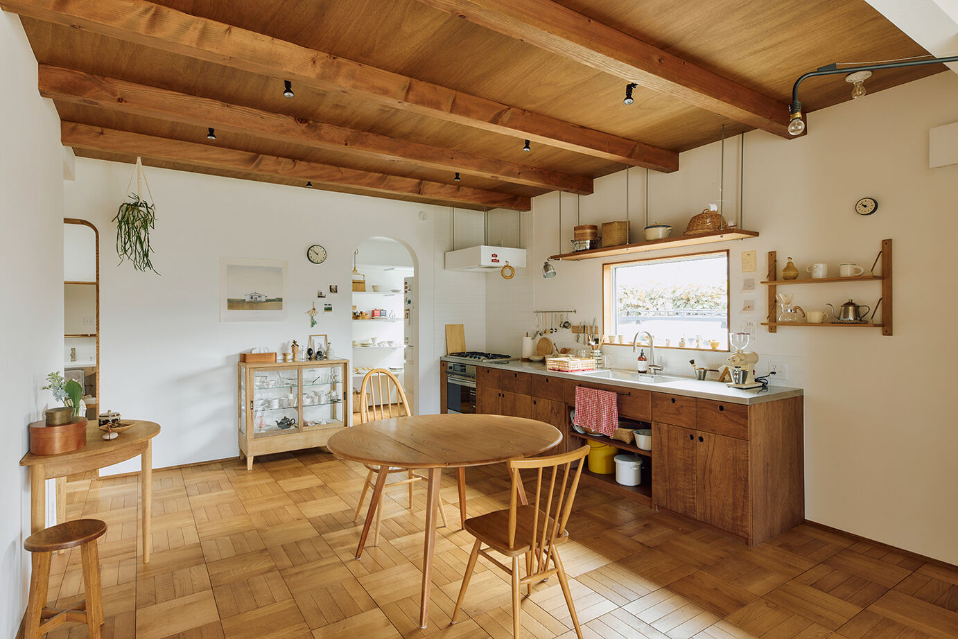 ATELIER YI:HAUS (アトリエイハウズ ） 【平屋／高天井／パーケット】オーダーキッチンや「魅せる」パントリーなど、暮らしの楽しさを形にした家の建築実例画像3