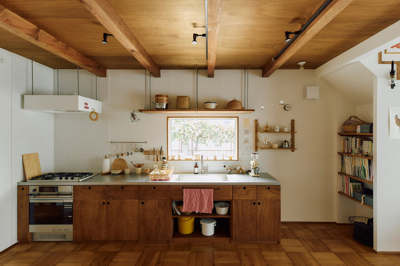 ATELIER YI:HAUS (アトリエイハウズ ） 【平屋／高天井／パーケット】オーダーキッチンや「魅せる」パントリーなど、暮らしの楽しさを形にした家の建築実例画像4