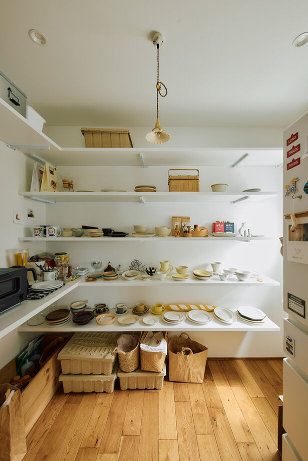 ATELIER YI:HAUS (アトリエイハウズ ） 【平屋／高天井／パーケット】オーダーキッチンや「魅せる」パントリーなど、暮らしの楽しさを形にした家の建築実例画像6