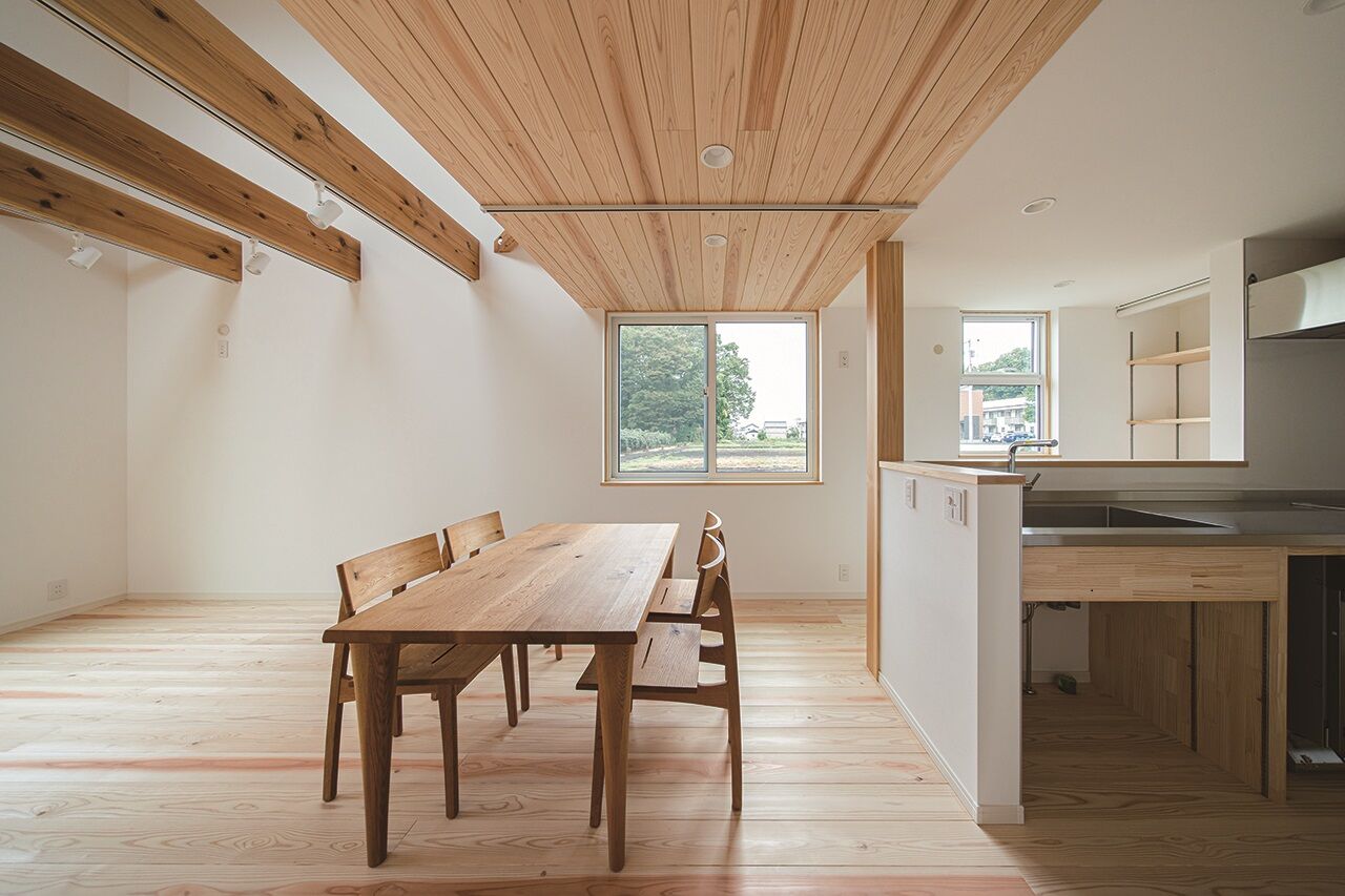 フジコーポレーション 【間取り図有／ウッドデッキ】この美しさ、計算通り。天井の高低差が生み出す光の大空間の建築実例画像2