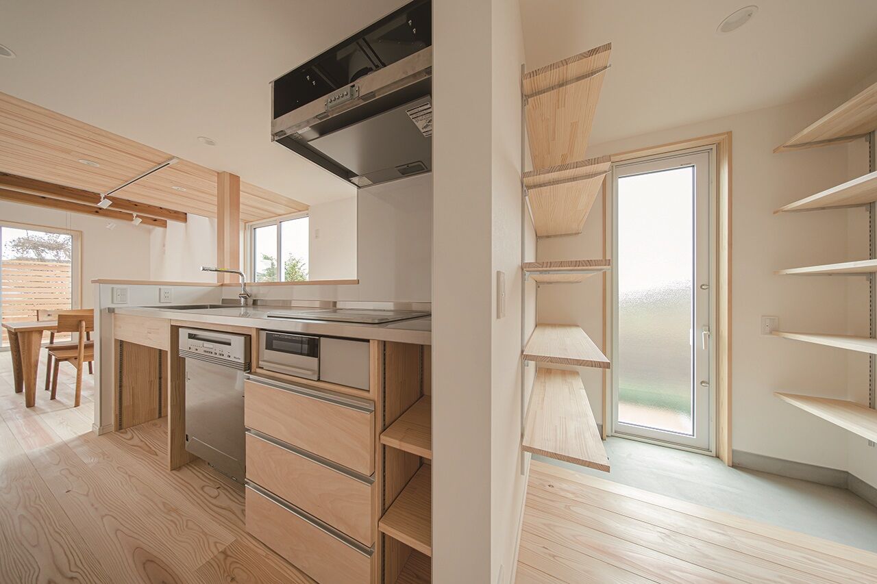 フジコーポレーション 【間取り図有／ウッドデッキ】この美しさ、計算通り。天井の高低差が生み出す光の大空間の建築実例画像3