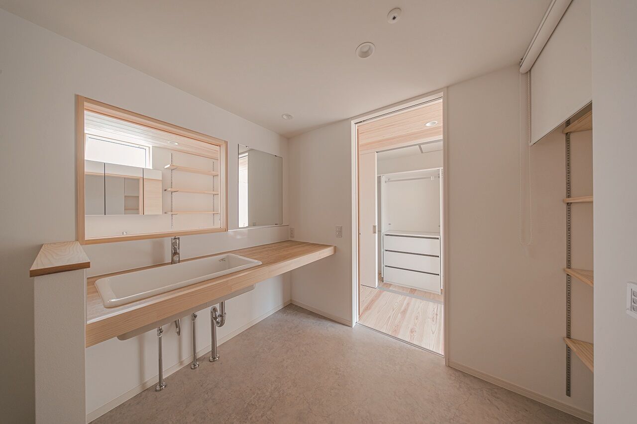 フジコーポレーション 【間取り図有／ウッドデッキ】この美しさ、計算通り。天井の高低差が生み出す光の大空間の建築実例画像4