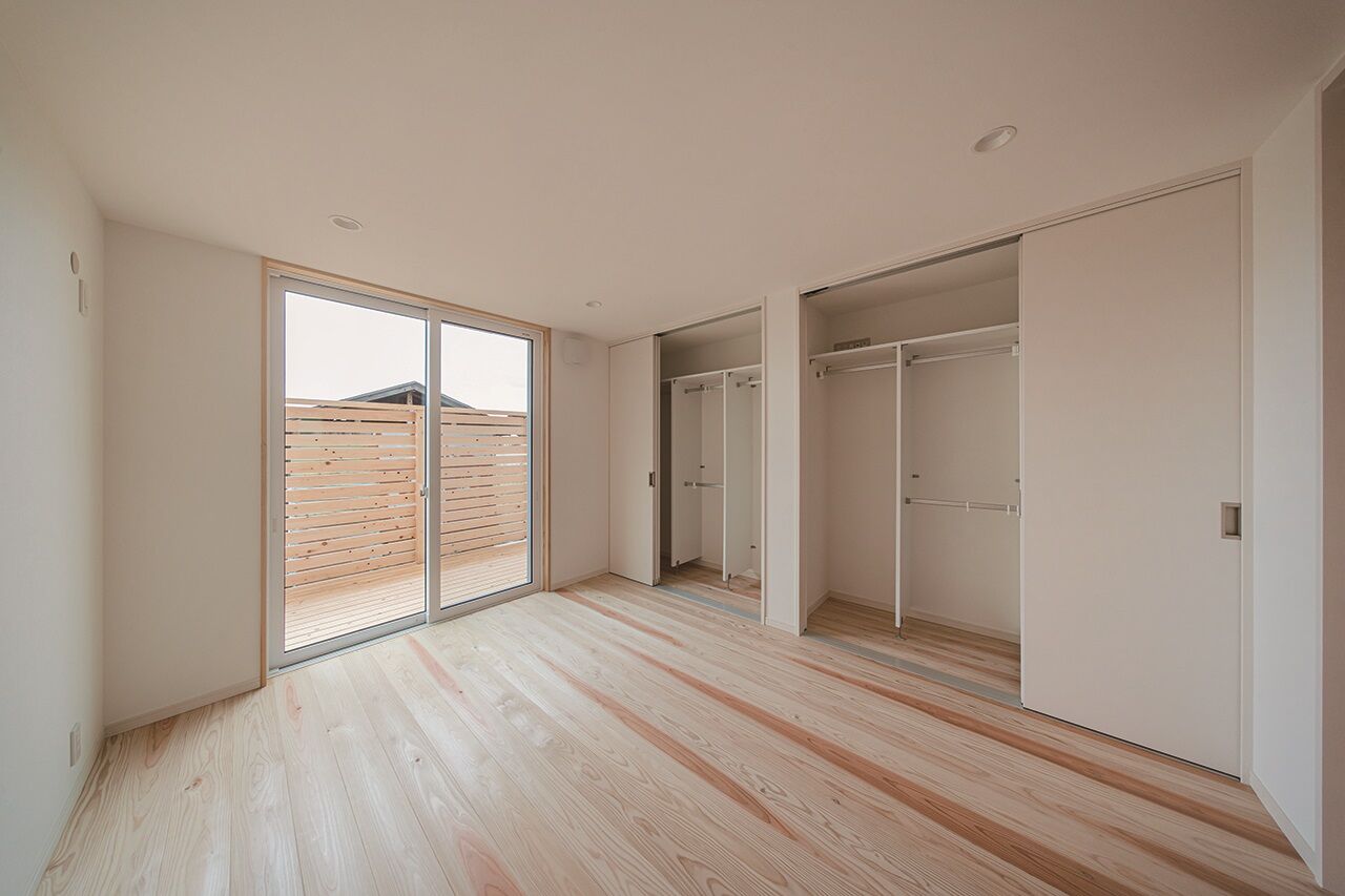 フジコーポレーション 【間取り図有／ウッドデッキ】この美しさ、計算通り。天井の高低差が生み出す光の大空間の建築実例画像6