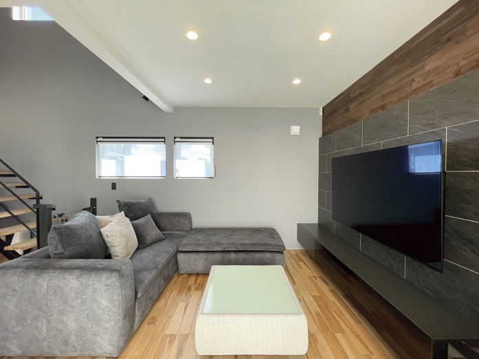 グリートホーム 【中庭/インナーガレージ】木目とモノトーンが見事に調和、こだわりを注いだコートハウスの建築実例画像2