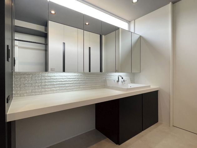 グリートホーム 【中庭/インナーガレージ】木目とモノトーンが見事に調和、こだわりを注いだコートハウスの建築実例画像3