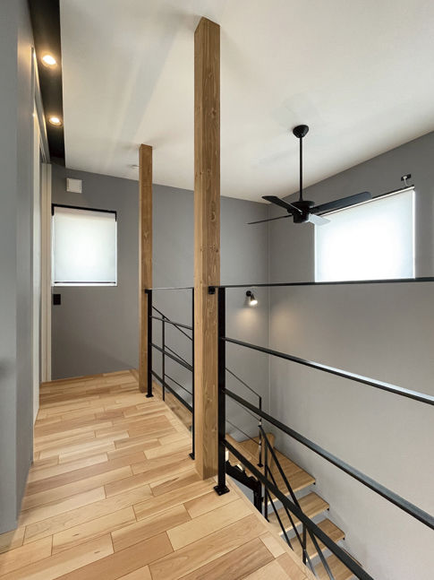 グリートホーム 【中庭/インナーガレージ】木目とモノトーンが見事に調和、こだわりを注いだコートハウスの建築実例画像4