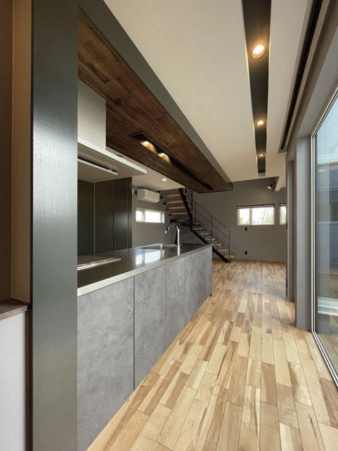 グリートホーム 【中庭/インナーガレージ】木目とモノトーンが見事に調和、こだわりを注いだコートハウスの建築実例画像5