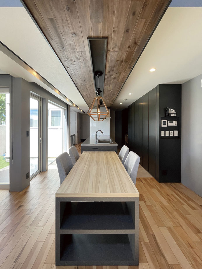 グリートホーム 【中庭/インナーガレージ】木目とモノトーンが見事に調和、こだわりを注いだコートハウスの建築実例画像6