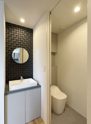 グリートホーム 【中庭/インナーガレージ】木目とモノトーンが見事に調和、こだわりを注いだコートハウスの建築実例画像7