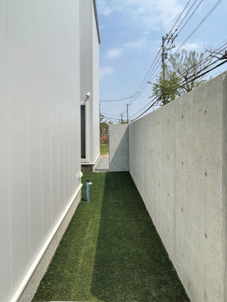 グリートホーム 【中庭/インナーガレージ】木目とモノトーンが見事に調和、こだわりを注いだコートハウスの建築実例画像8