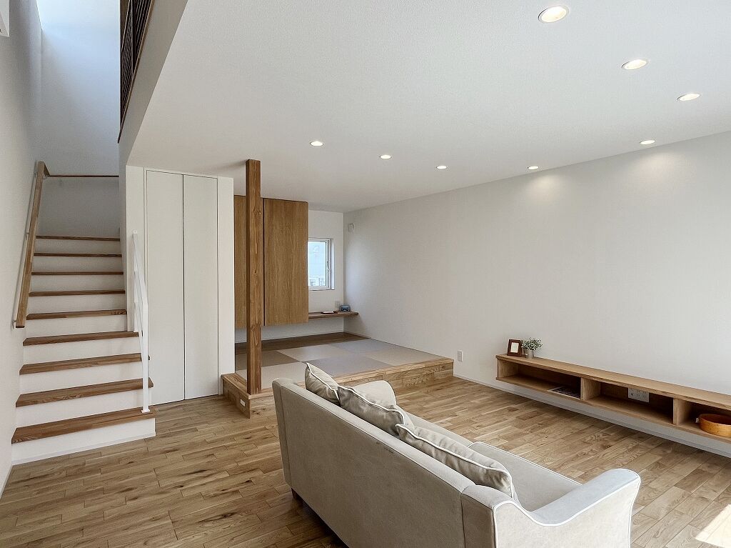 グリートホーム オープンキッチンが主役！質感と動線にこだわったホワイトコーデのお家の建築実例画像2