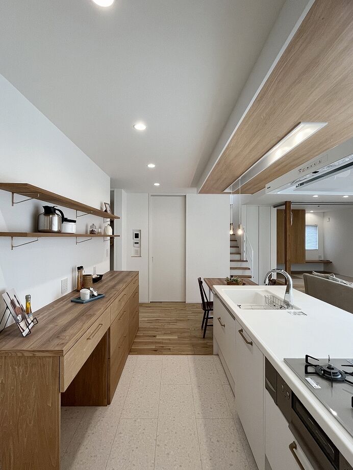 グリートホーム オープンキッチンが主役！質感と動線にこだわったホワイトコーデのお家の建築実例画像3