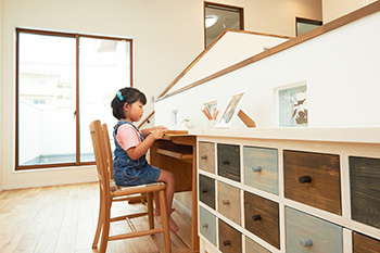Lib Work 【2000万円台前半/ラウンジ型ピットリビング/吹き抜け/木の家】いつも子どもに目が届く楽しい子育てライフの建築実例画像5