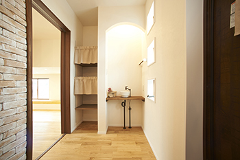 Lib Work 【2000万円台前半/ラウンジ型ピットリビング/吹き抜け/木の家】いつも子どもに目が届く楽しい子育てライフの建築実例画像9