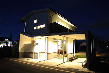 Lib Work 【2000万円台前半／吹き抜け／スケルトン階段/ビルトインガレージ】木のナチュラル感が優しく調和の建築実例画像2