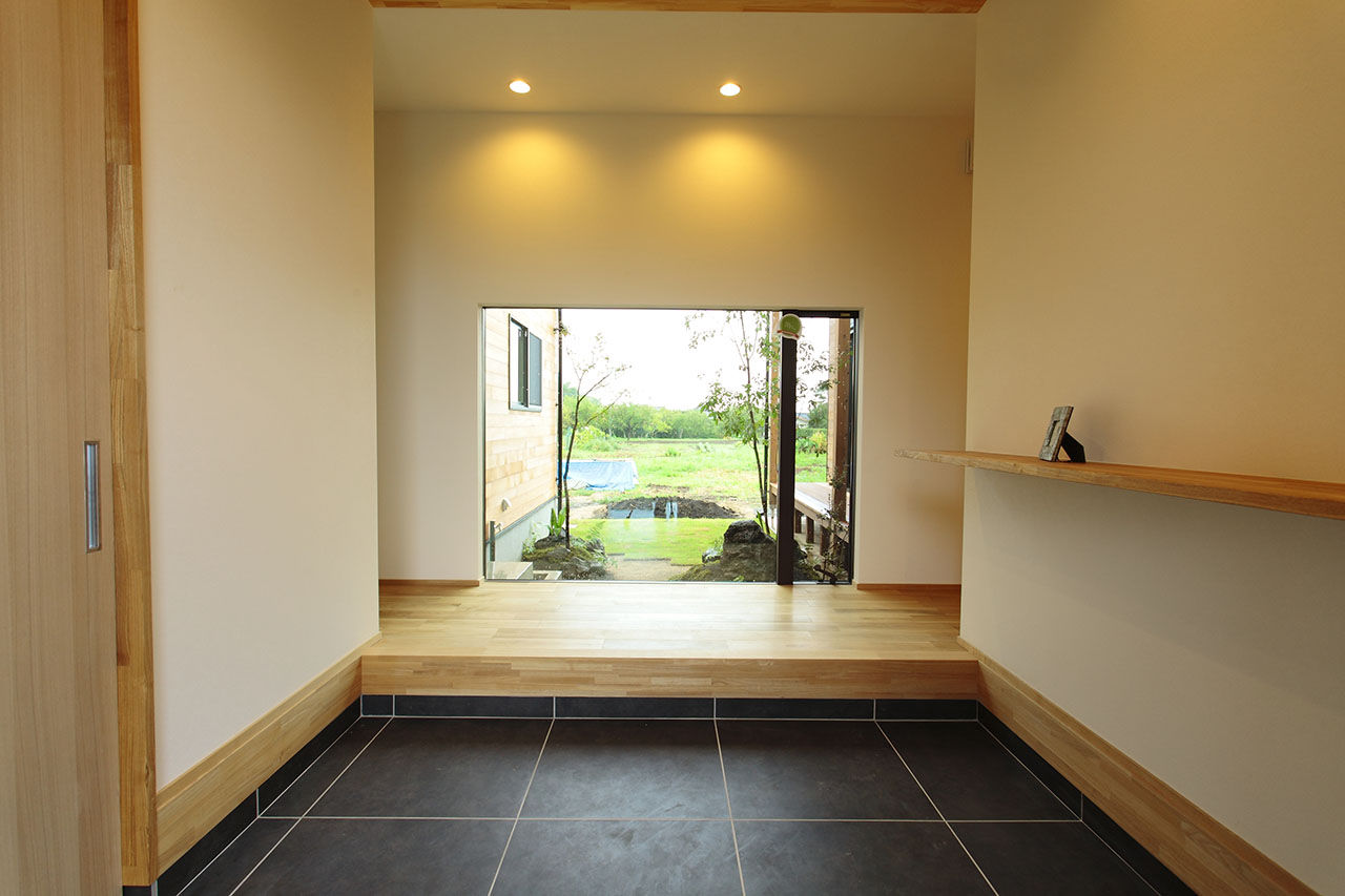 Lib Work 【2000万円台/平屋/ウッドデッキ】 開放的なリビング、使い勝手のよい玄関など、希望を最大限に叶えた家の建築実例画像3