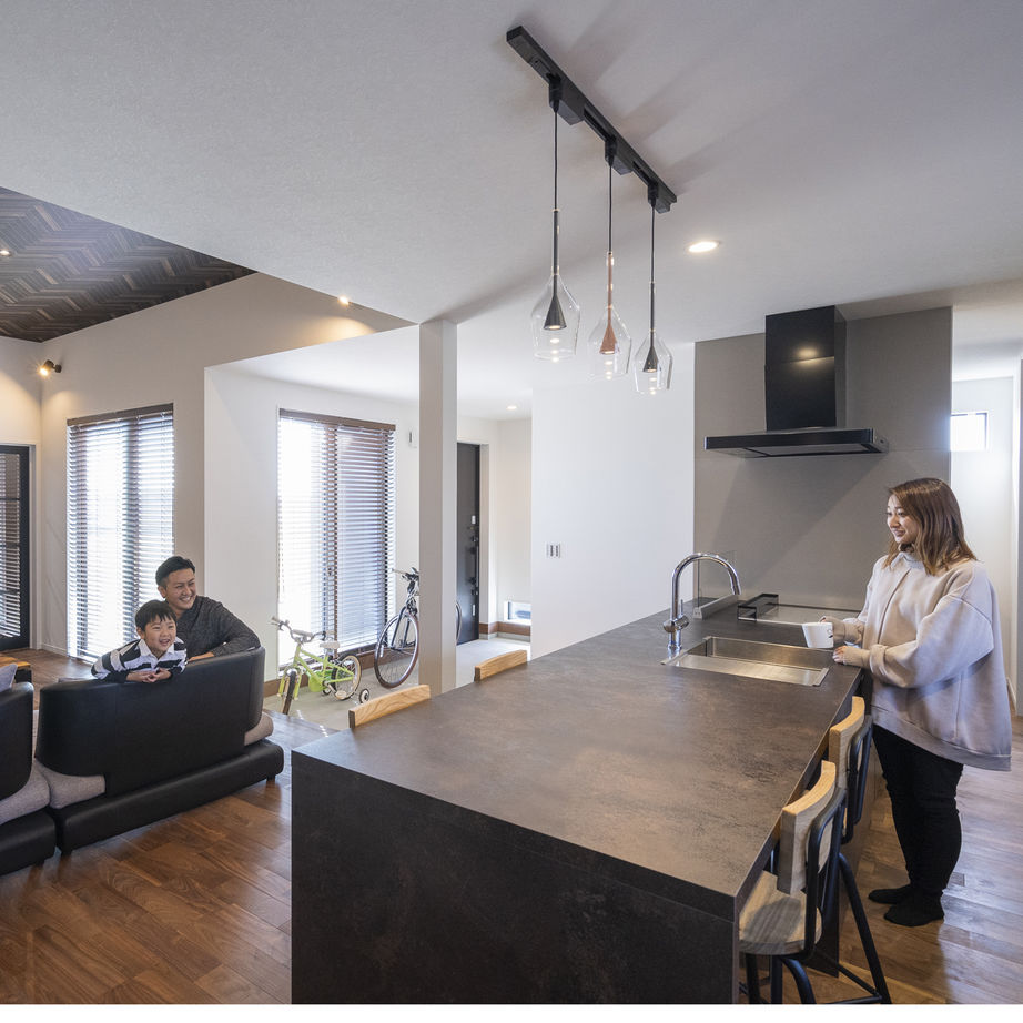 Lib Work 【2000万円台前半／平屋／4LDK】 大空間のLDKを中心に個室を配した、シックでおしゃれな平屋の建築実例画像2