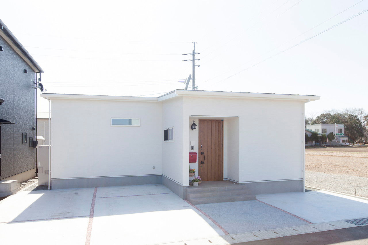 Lib Work 【熊本/2000万円台前半／中二階付き平屋】 勾配天井と高窓で明るく開放感のあるリビングを実現！の建築実例画像1