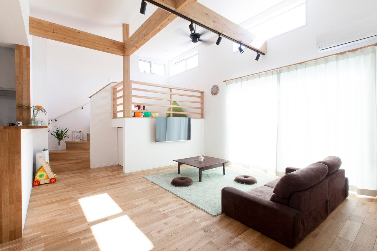Lib Work 【熊本/2000万円台前半／中二階付き平屋】 勾配天井と高窓で明るく開放感のあるリビングを実現！の建築実例画像2