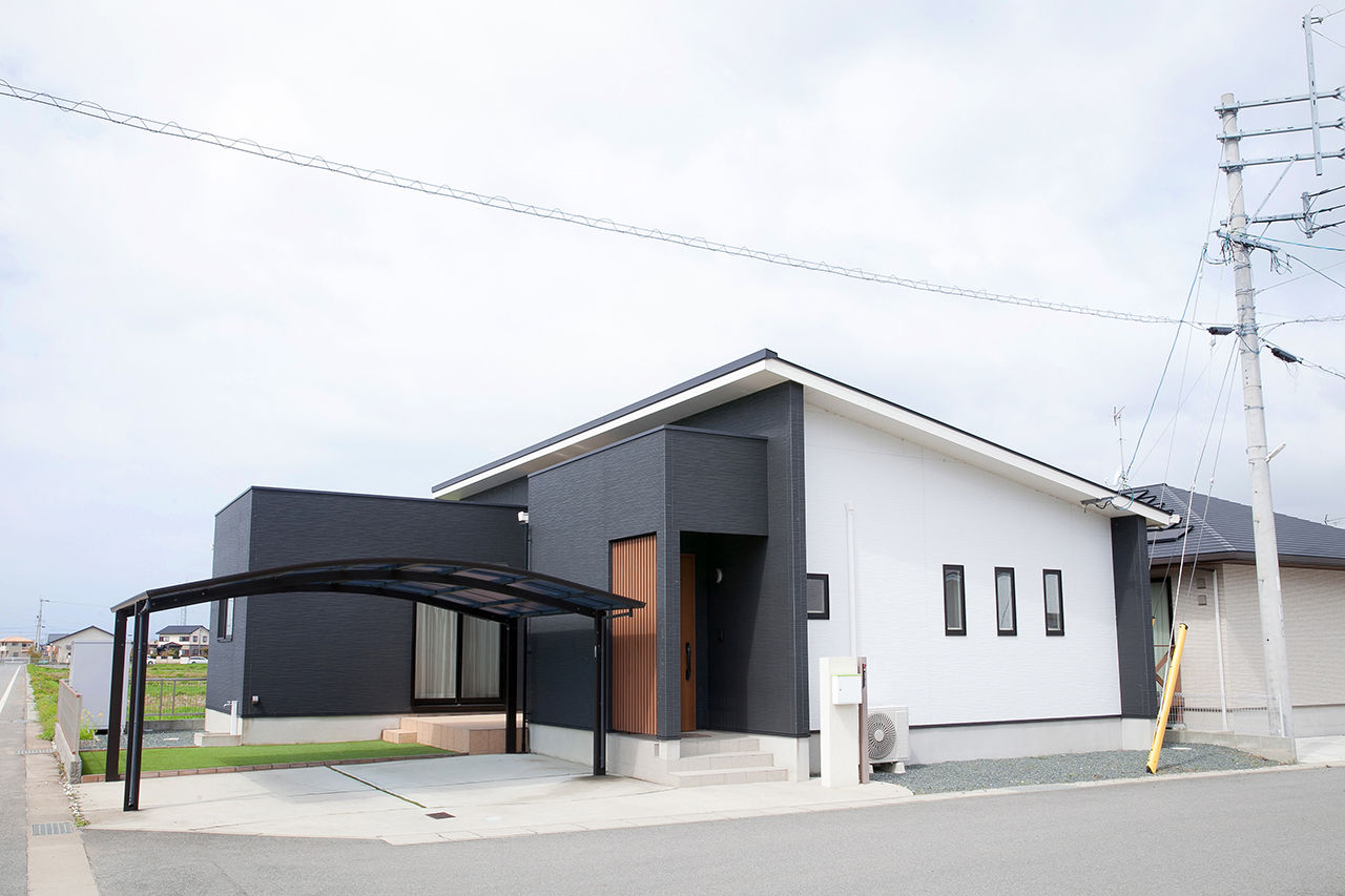 Lib Work 【2700万円台／平屋/子ども2人】勾配天井を活かした開放感たっぷりなLDK。友人を招きたくなる自慢の平屋の建築実例画像1