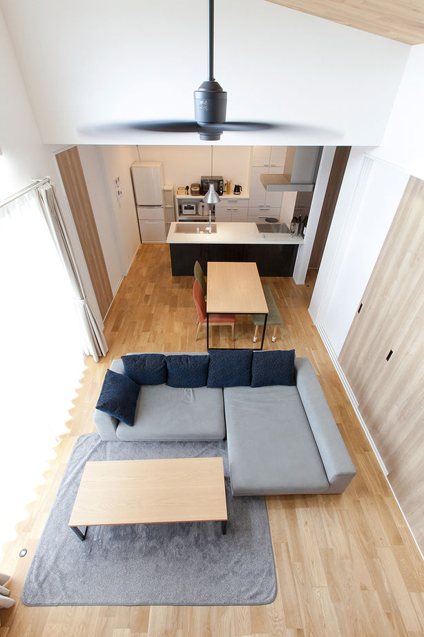 Lib Work 【2700万円台／平屋/子ども2人】勾配天井を活かした開放感たっぷりなLDK。友人を招きたくなる自慢の平屋の建築実例画像2