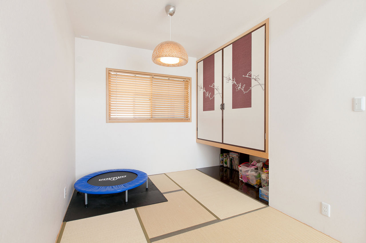 Lib Work 【2700万円台／平屋/子ども2人】勾配天井を活かした開放感たっぷりなLDK。友人を招きたくなる自慢の平屋の建築実例画像4