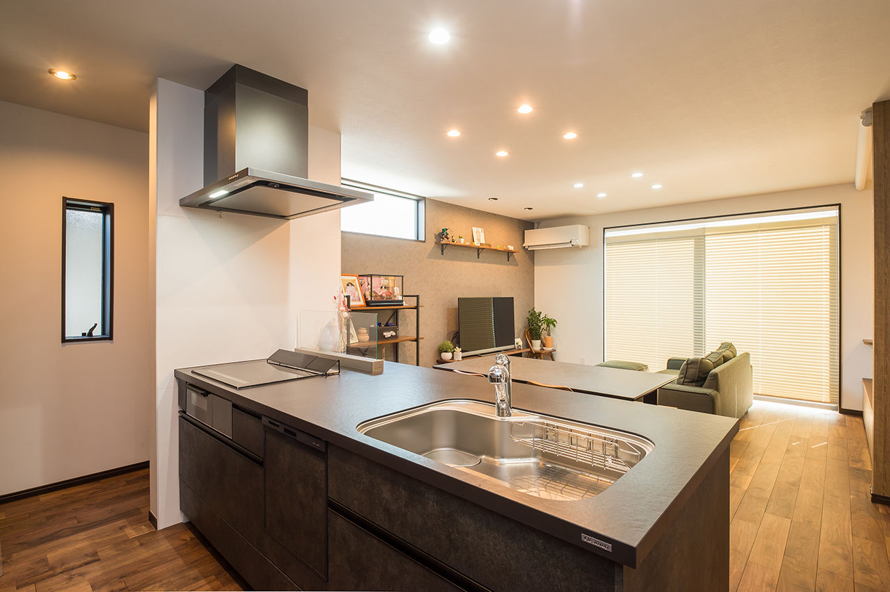 Lib Work 【2000万円台後半/子ども２人】黒で統一したこだわりのキッチンが映える、シンプルモダンな家の建築実例画像4