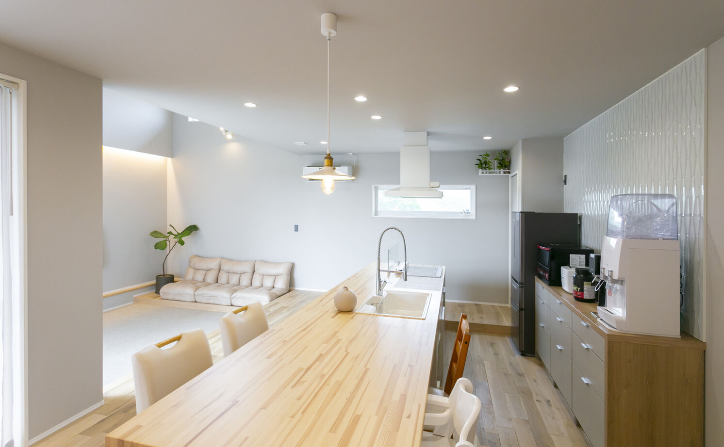 Lib Work 【平屋・3LDK・間取り図・オリジナルキッチン】家事がラクな動線を実現。やわらかなカフェ風の平屋の建築実例画像3