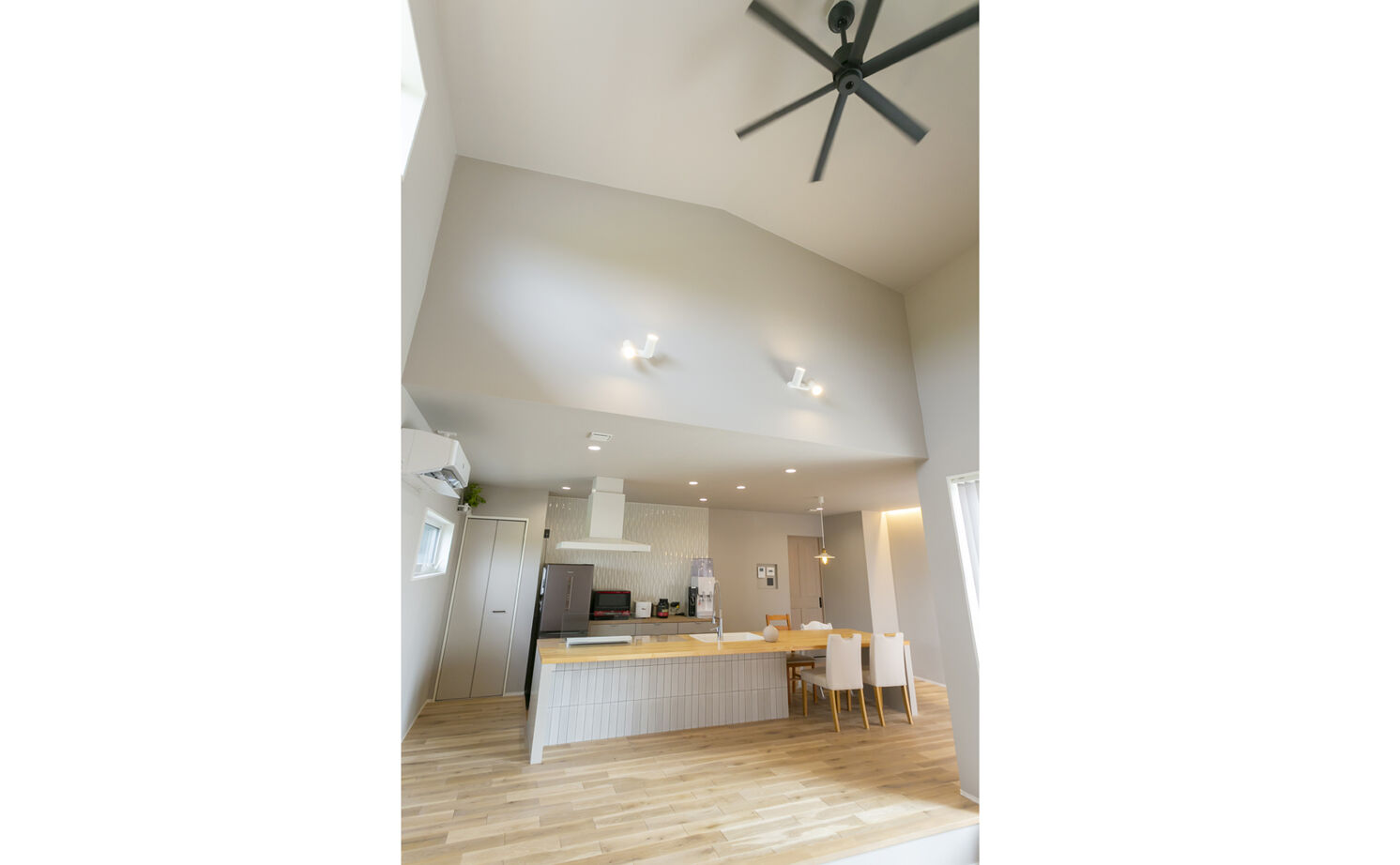 Lib Work 【平屋・3LDK・間取り図・オリジナルキッチン】家事がラクな動線を実現。やわらかなカフェ風の平屋の建築実例画像6