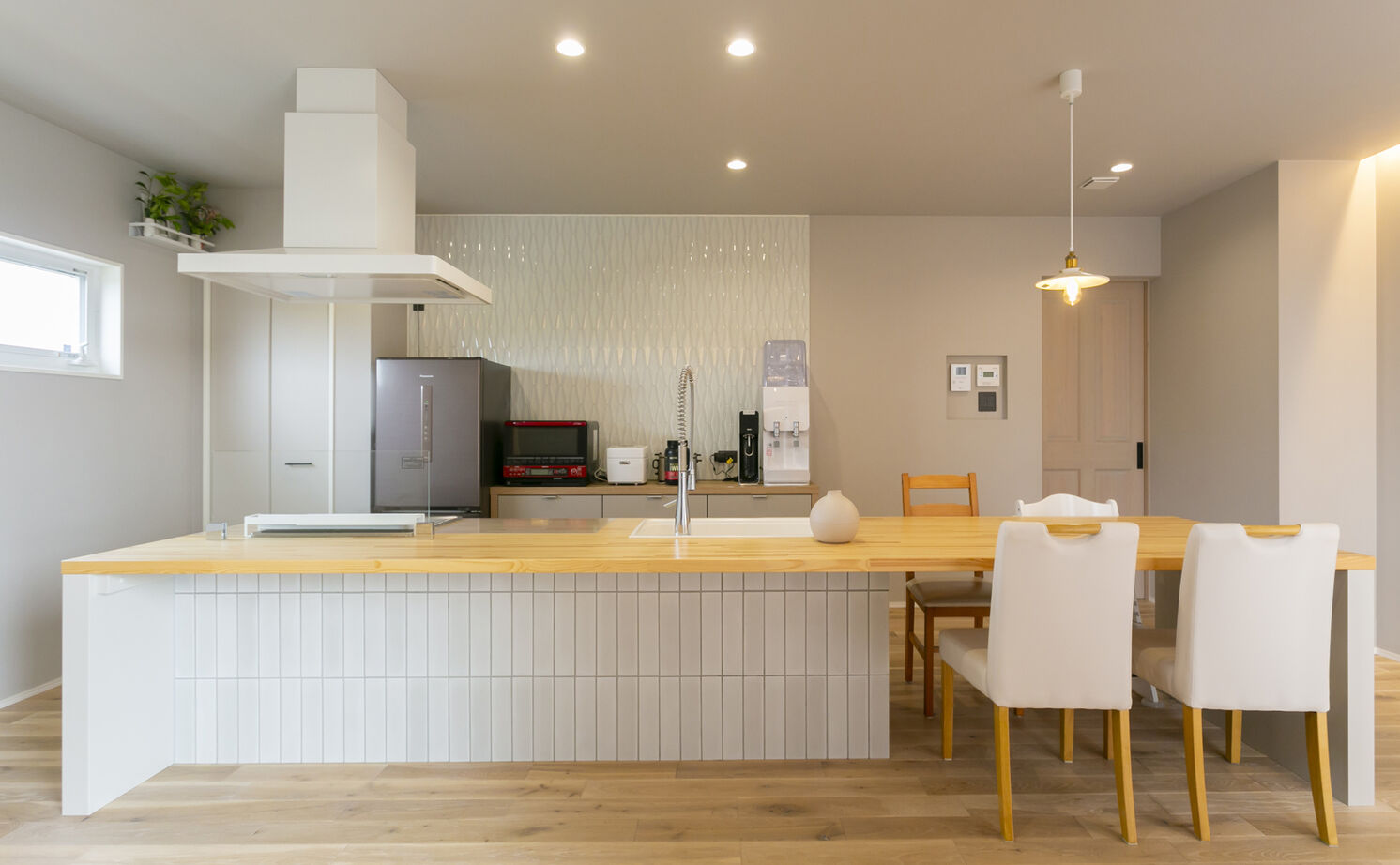 Lib Work 【平屋・3LDK・間取り図・オリジナルキッチン】家事がラクな動線を実現。やわらかなカフェ風の平屋の建築実例画像8