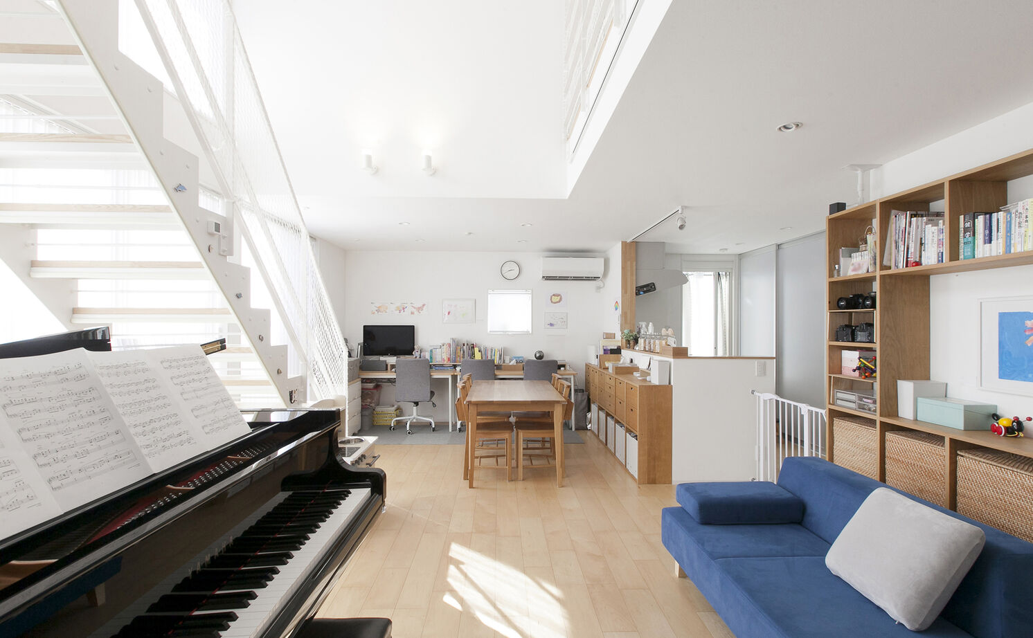 Lib Work 【無印良品の家／吹抜け】大きな窓から光と風が通る、一つの大空間。ライフスタイルに合わせて変えられる家の建築実例画像3