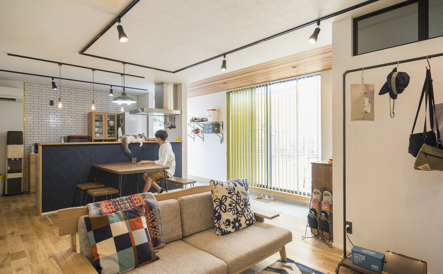 Lib Work 【2000万円台前半／カフェ風／土間】開放的なLDK、中2階、小屋裏スペース…。理想を叶えるアイデア満載の家の建築実例画像1