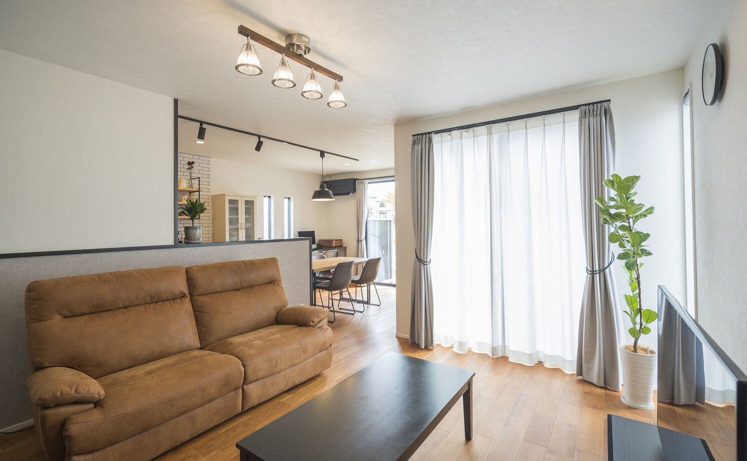 Lib Work 【1000万円台後半／平屋／回遊動線】ヤシの木やサボテンがのびのび育つ。ドライガーデンを望む心地良い平屋の建築実例画像13