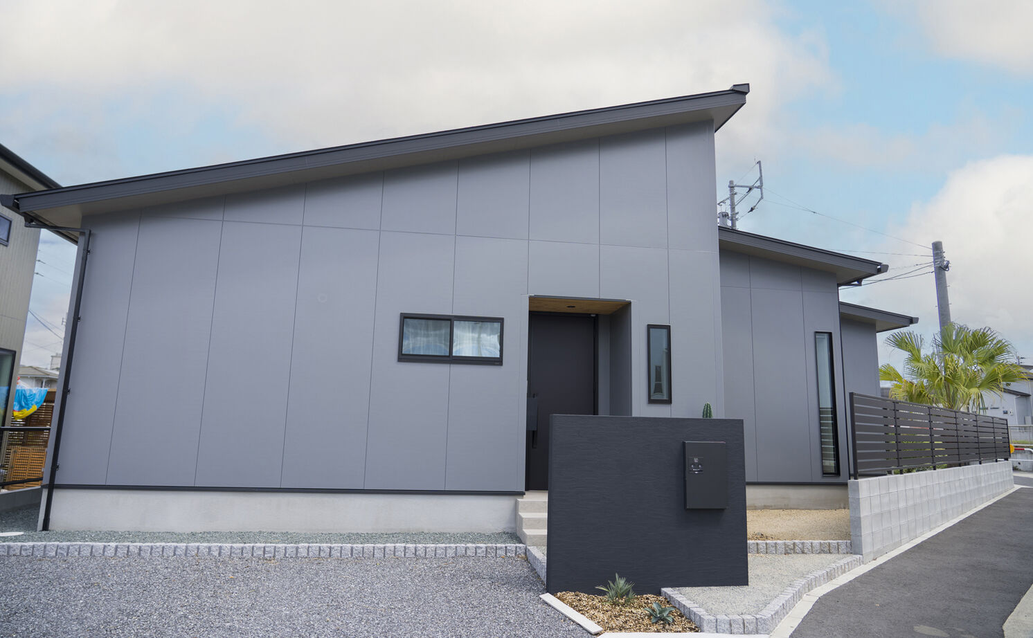 Lib Work 【1000万円台後半／平屋／回遊動線】ヤシの木やサボテンがのびのび育つ。ドライガーデンを望む心地良い平屋の建築実例画像20