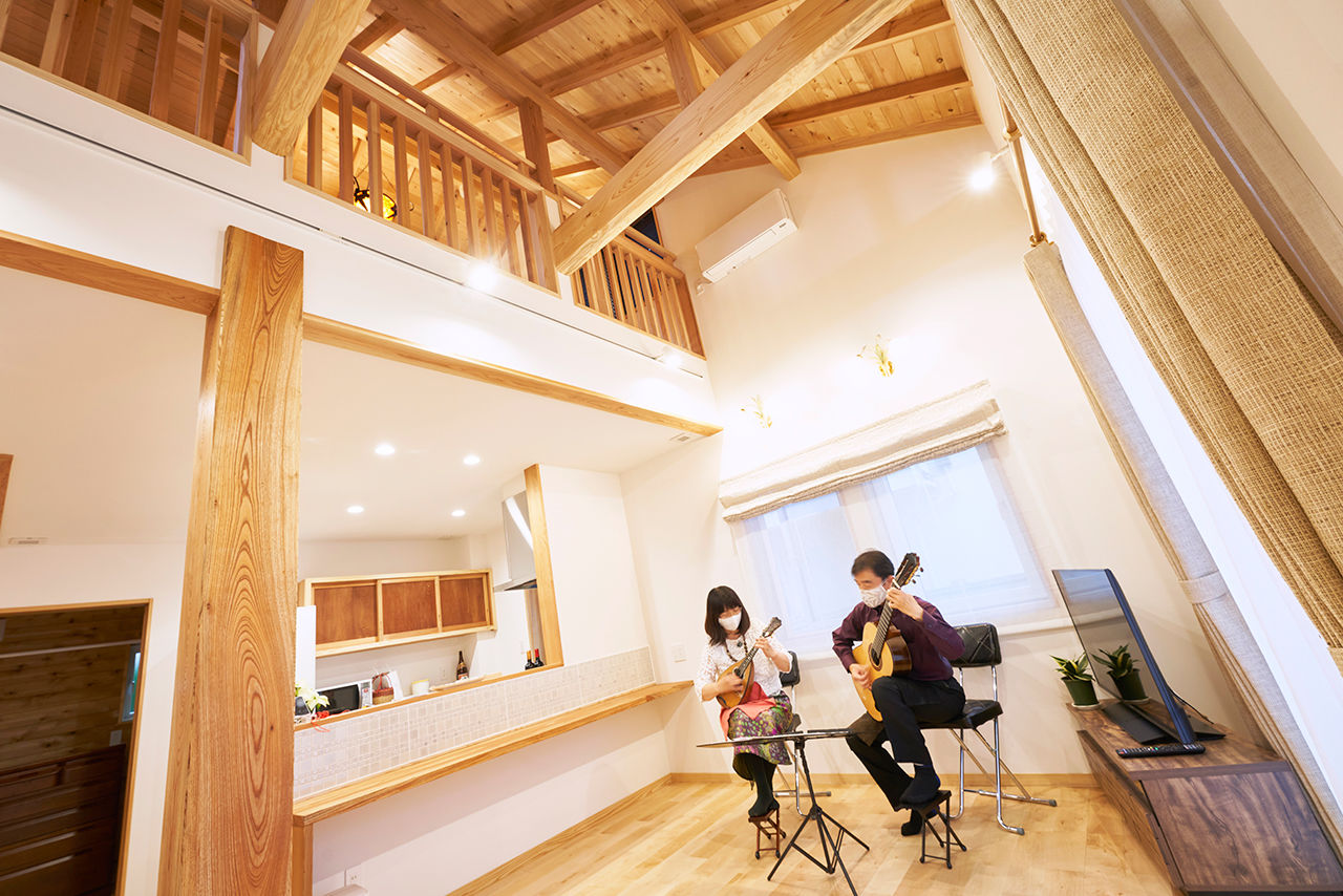 徳田工務店 【間取図有｜2500～2999万円｜太陽光発電｜庭園風のアプローチ】木の空間に音楽が心地よく響く平屋風の家の建築実例画像2