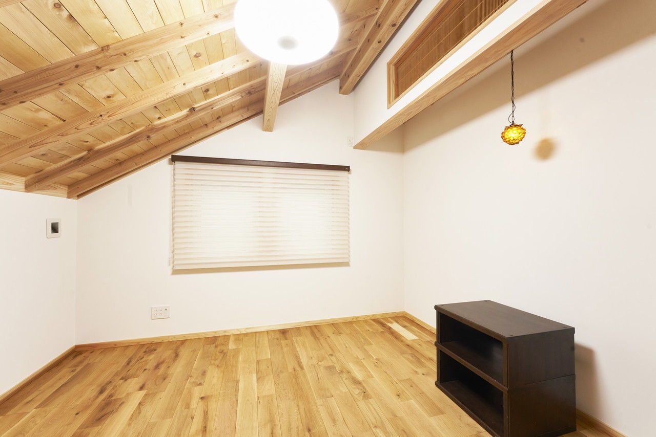 徳田工務店 【間取図有｜2500～2999万円｜太陽光発電｜庭園風のアプローチ】木の空間に音楽が心地よく響く平屋風の家の建築実例画像8