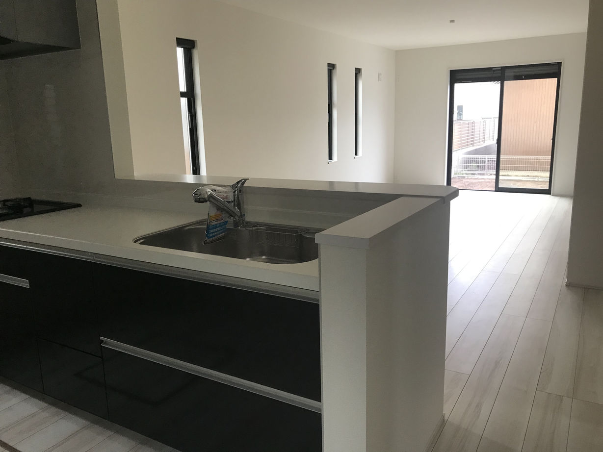 アイディホーム 【1300万円／間取図有／家事ラク動線】約44坪の敷地に駐車3台分を確保しつつ広々としたリビングを実現の建築実例画像2