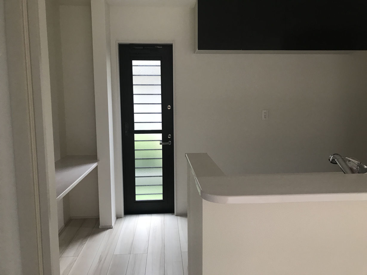 アイディホーム 【1300万円／間取図有／家事ラク動線】約44坪の敷地に駐車3台分を確保しつつ広々としたリビングを実現の建築実例画像3