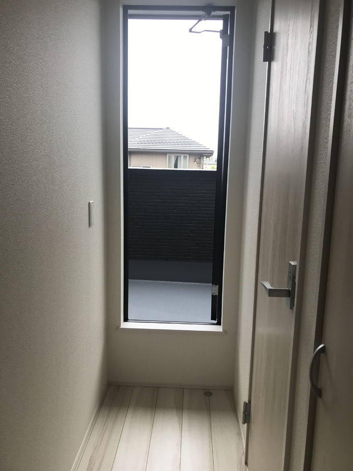 アイディホーム 【1300万円／間取図有／家事ラク動線】約44坪の敷地に駐車3台分を確保しつつ広々としたリビングを実現の建築実例画像8